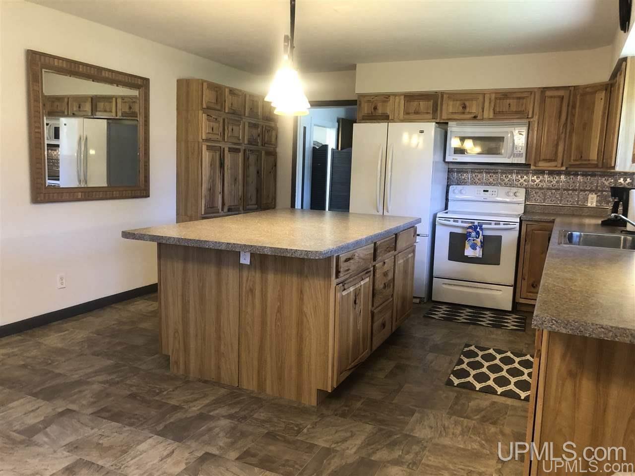 3666 K Road Bark River, MI 49807 - Photo 5 of 22