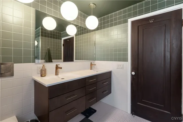 $389,900 | 514 Sedgwick Drive, Syracuse, NY 13203