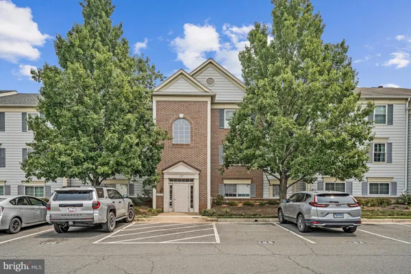 $329,000 | 1127 Huntmaster Terrace Northeast, Unit 202, Leesburg, VA 20176