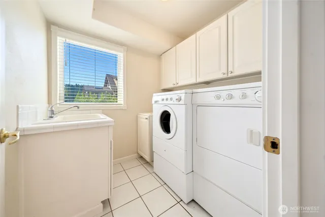 a view of kitchen with washer and dryer