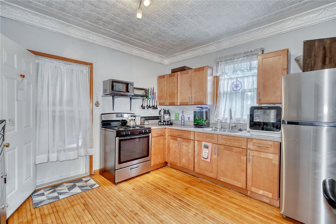 20 Boardman Street Rochester, NY 14607 - Photo 19 of 47 Unit 2 kitchen. Stove and refrigerator stay