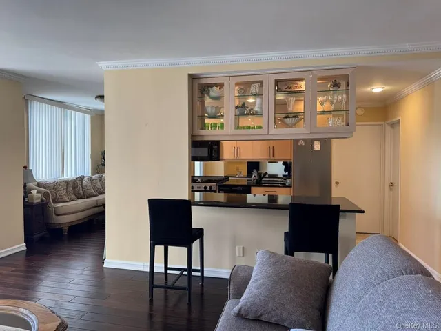 $449,000 | 269 Grand Central Parkway, Unit 19R | Glen Oaks