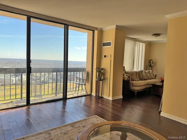 $449,000 | 269 Grand Central Parkway, Unit 19R | Glen Oaks