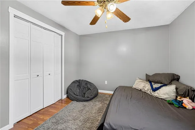 a room with furniture and air conditioner