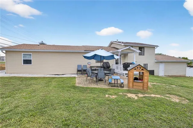 a view of a house with backyard and porch
