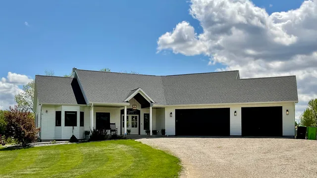 $860,000 | W10559 Hickory Point Road, Beaver Dam, WI 53916
