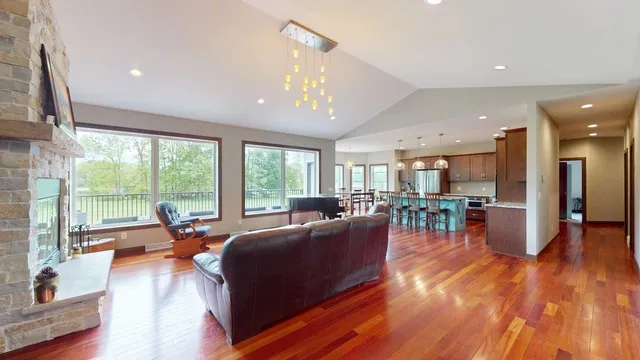 $860,000 | W10559 Hickory Point Road, Beaver Dam, WI 53916