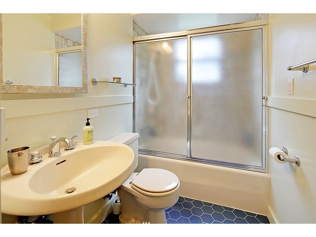 2029 North 77th Street Seattle, WA 98103 - Photo 13 of 20