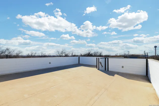 a view of a house with backyard and porch