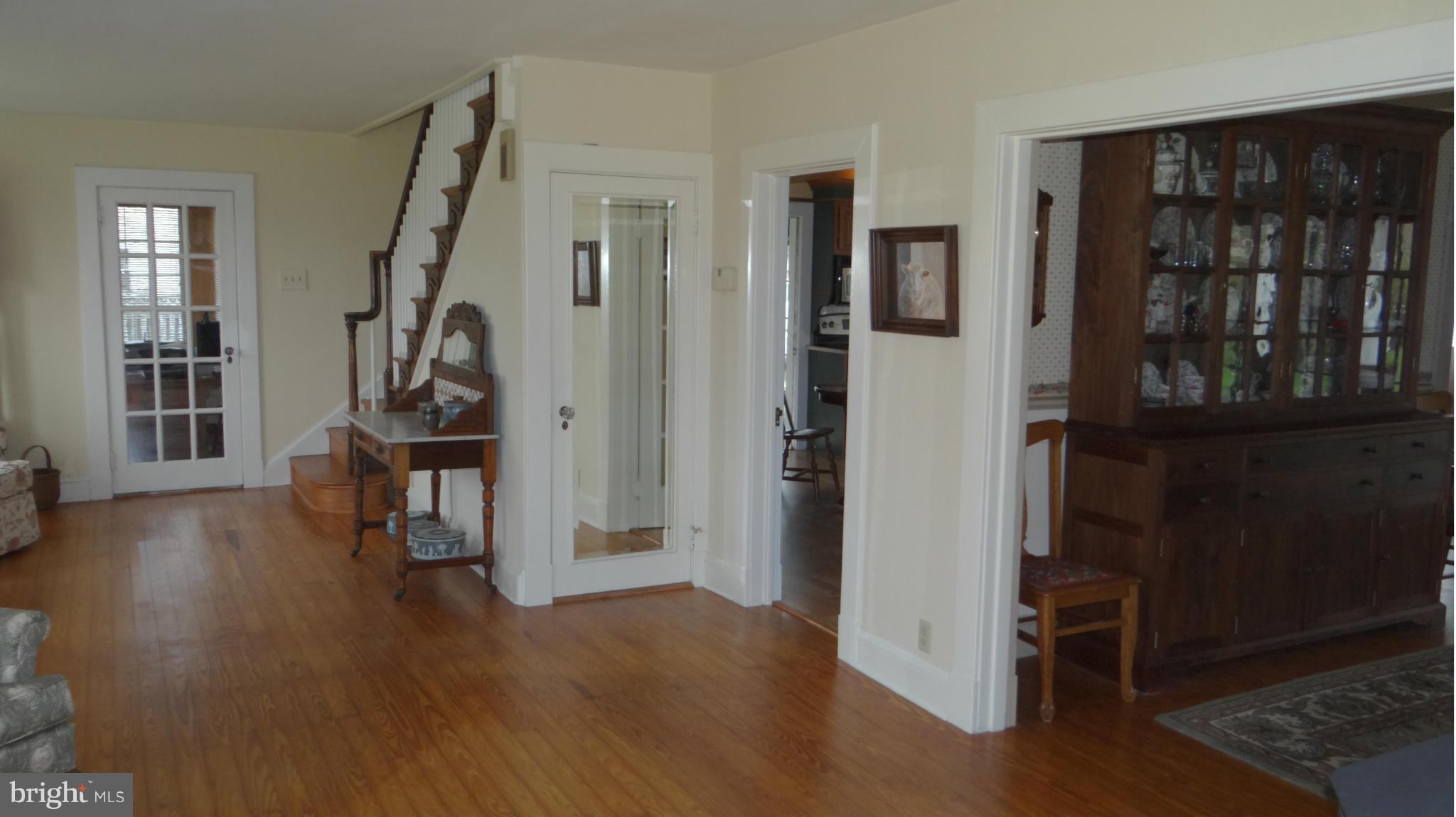 832 Maple Road Gambrills, MD 21054 - Photo 11 of 30 Living Room