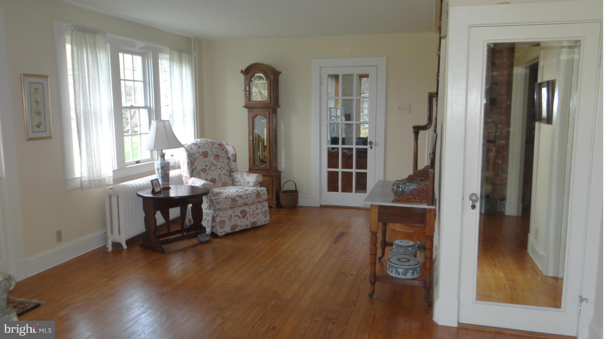 832 Maple Road Gambrills, MD 21054 - Photo 10 of 30 Living Room