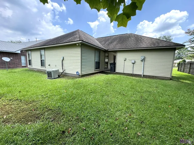 $1,800 | 7532 Associate Drive, Baton Rouge, LA 70817