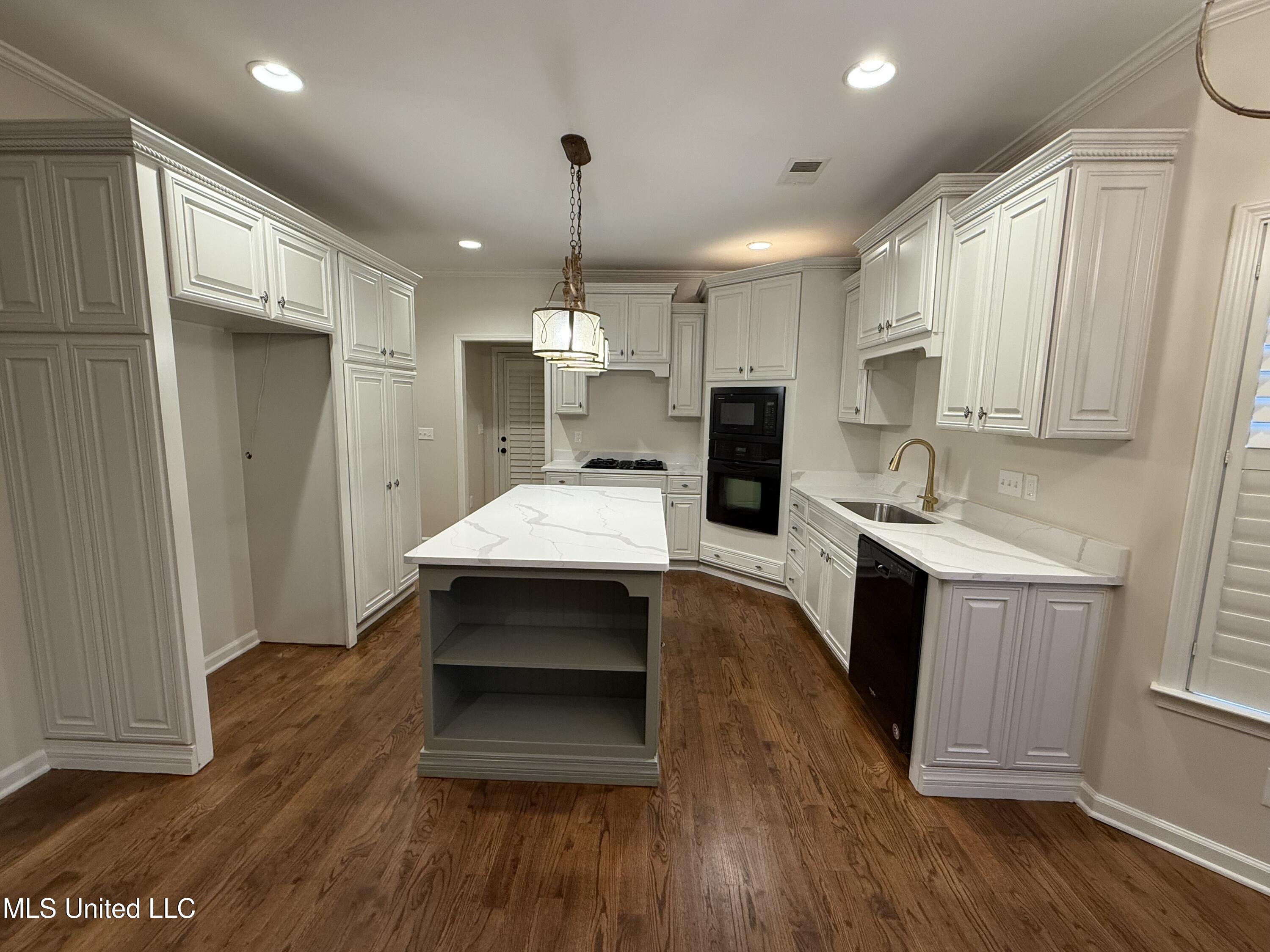 2294 Northview Street Hernando, MS 38632 - Photo 3 of 22 New Quartz!