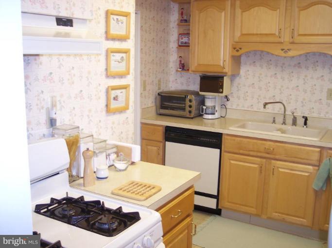 1853 Griffith Road Falls Church, VA 22043 - Photo 8 of 28 Kitchen