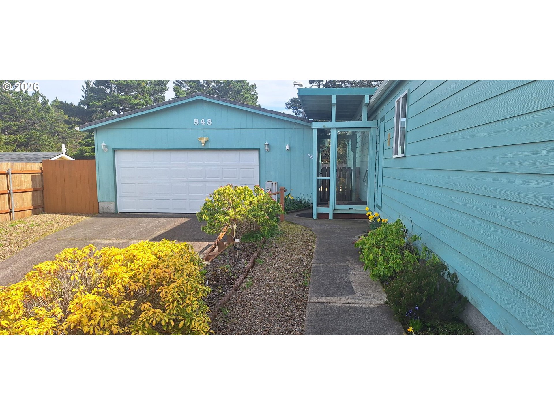 848 Wecoma Loop Florence, OR 97439 - Photo 3 of 15