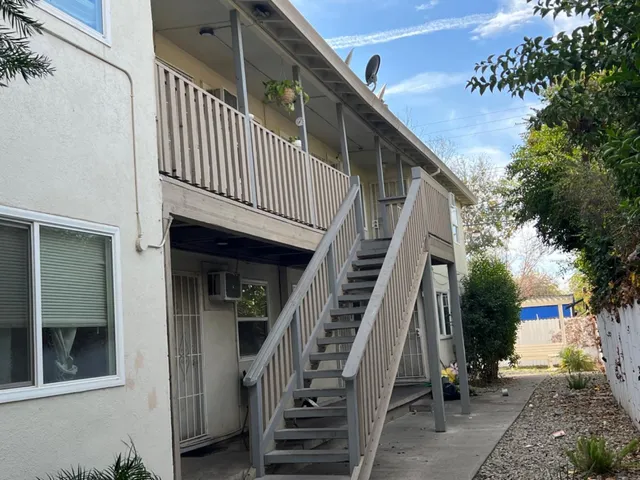 a view of entryway with a front door