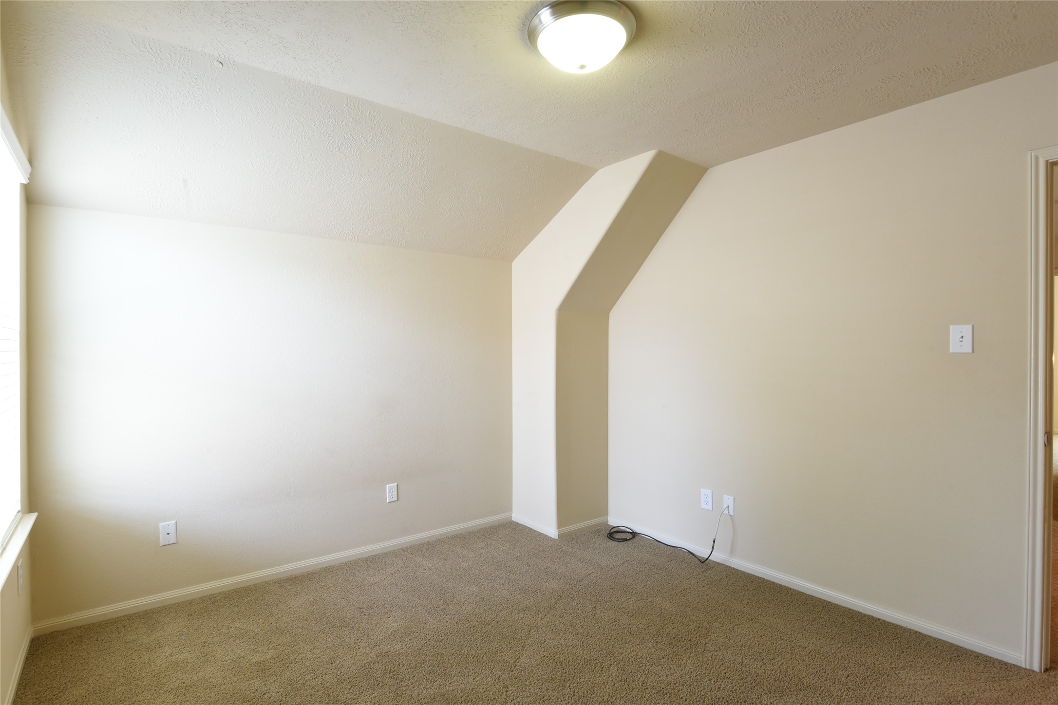 118 East Lasting Spring Circle Spring, TX 77389 - Photo 35 of 46 Cozy room with neutral walls and plush carpeting, offering a versatile space with a unique architectural nook.