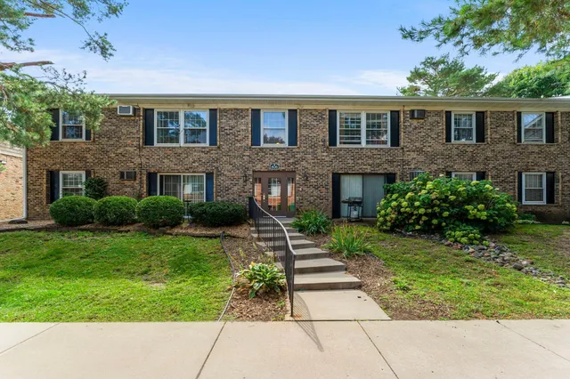 $124,900 | 806 Old Settlers Trail, Unit 8, Hopkins, MN 55343