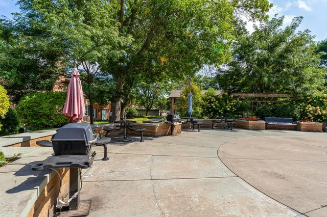 $124,900 | 806 Old Settlers Trail, Unit 8, Hopkins, MN 55343