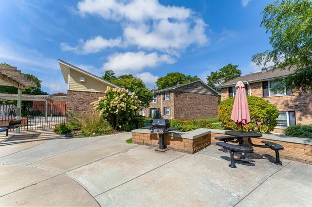 $124,900 | 806 Old Settlers Trail, Unit 8, Hopkins, MN 55343