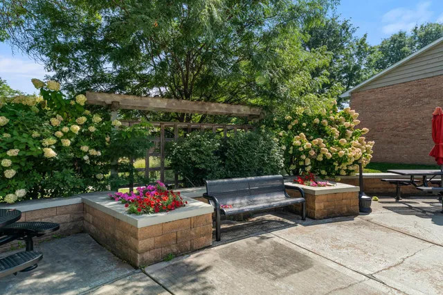 $124,900 | 806 Old Settlers Trail, Unit 8, Hopkins, MN 55343