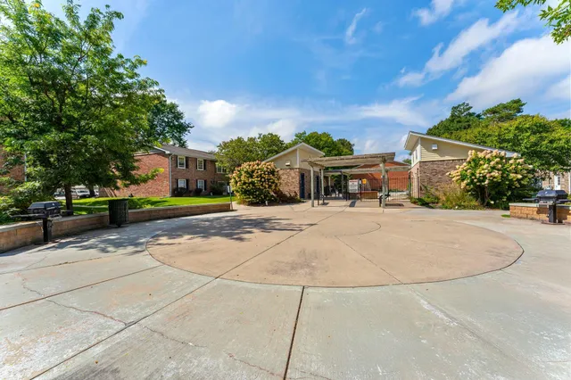 $124,900 | 806 Old Settlers Trail, Unit 8, Hopkins, MN 55343