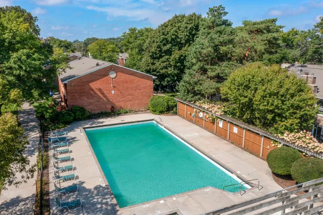 $124,900 | 806 Old Settlers Trail, Unit 8, Hopkins, MN 55343