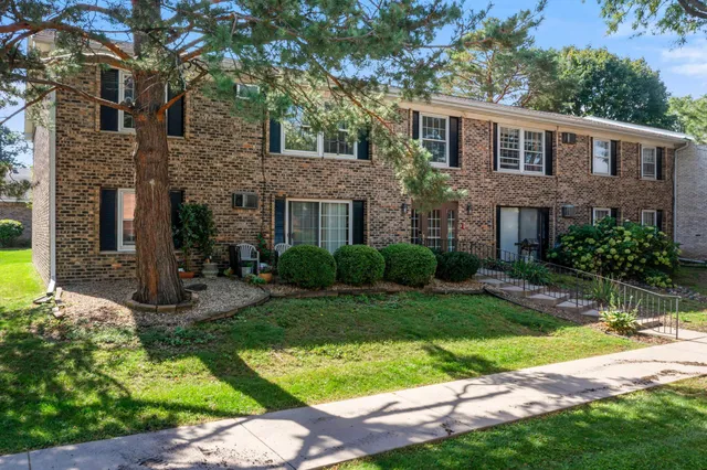 $124,900 | 806 Old Settlers Trail, Unit 8, Hopkins, MN 55343