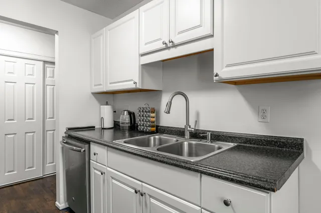 $124,900 | 806 Old Settlers Trail, Unit 8, Hopkins, MN 55343