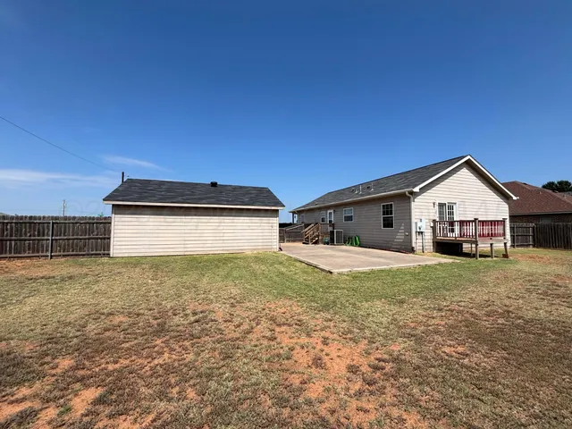a view of a house with backyard and garden