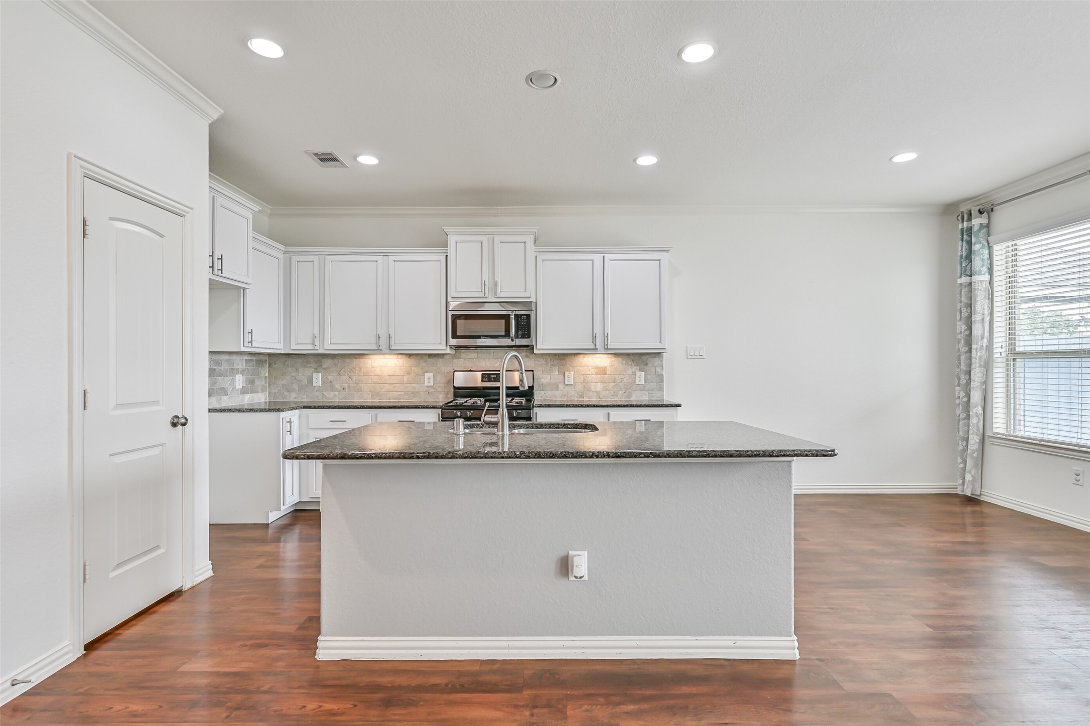 4511 Apple Point Lane Rosharon, TX 77583 - Photo 9 of 39