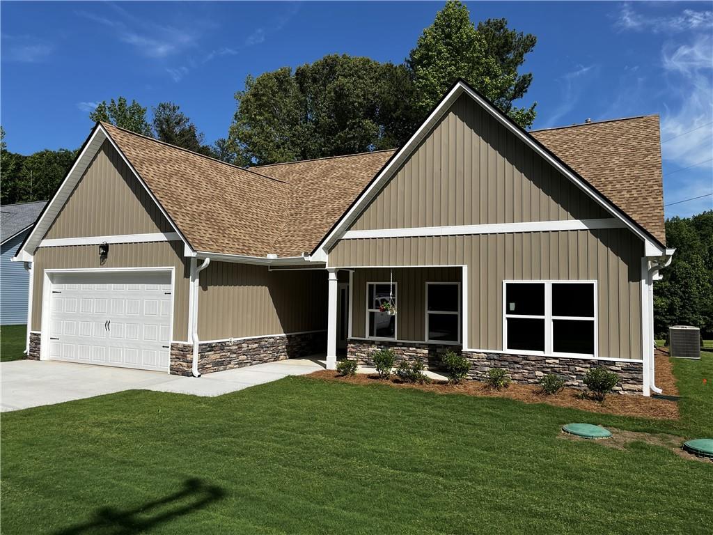 a view of a house with backyard