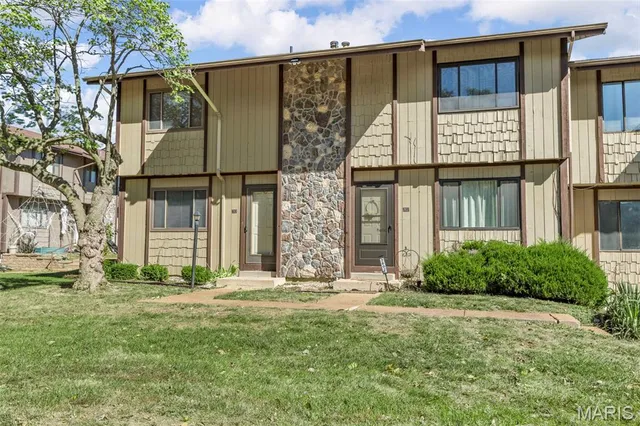 $128,000 | 2801 Savoy Drive, Unit 2801, Lake St. Louis, MO 63367