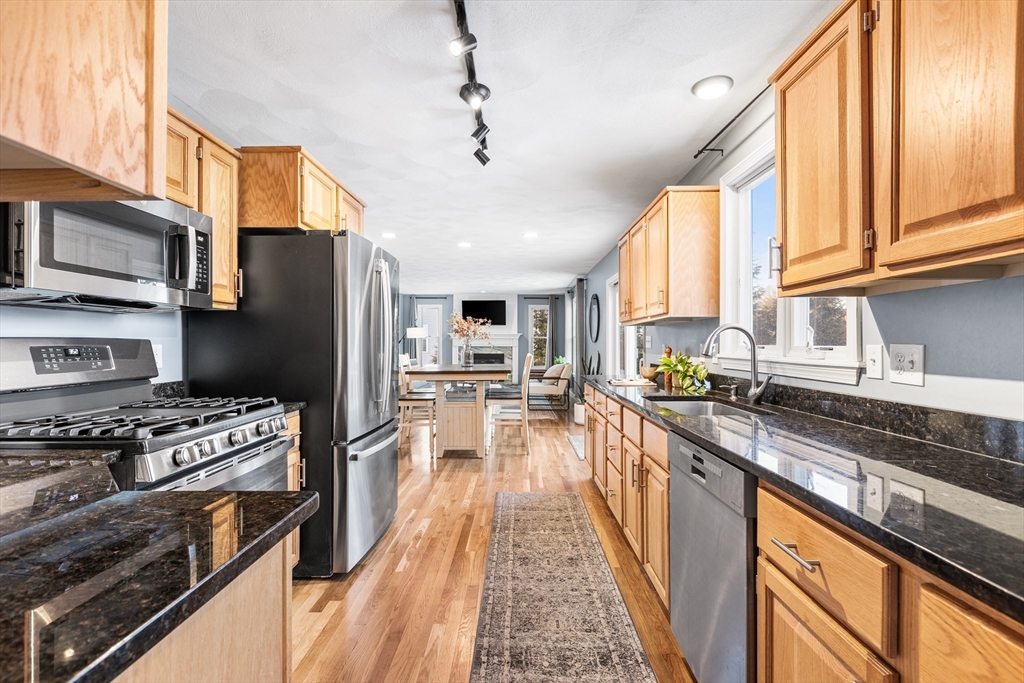 8 Stouffer Circle Andover, MA 01810 - Photo 9 of 41