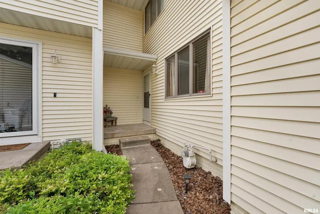 $220,000 | 3075 Willowwood Drive, Bettendorf, IA 52722