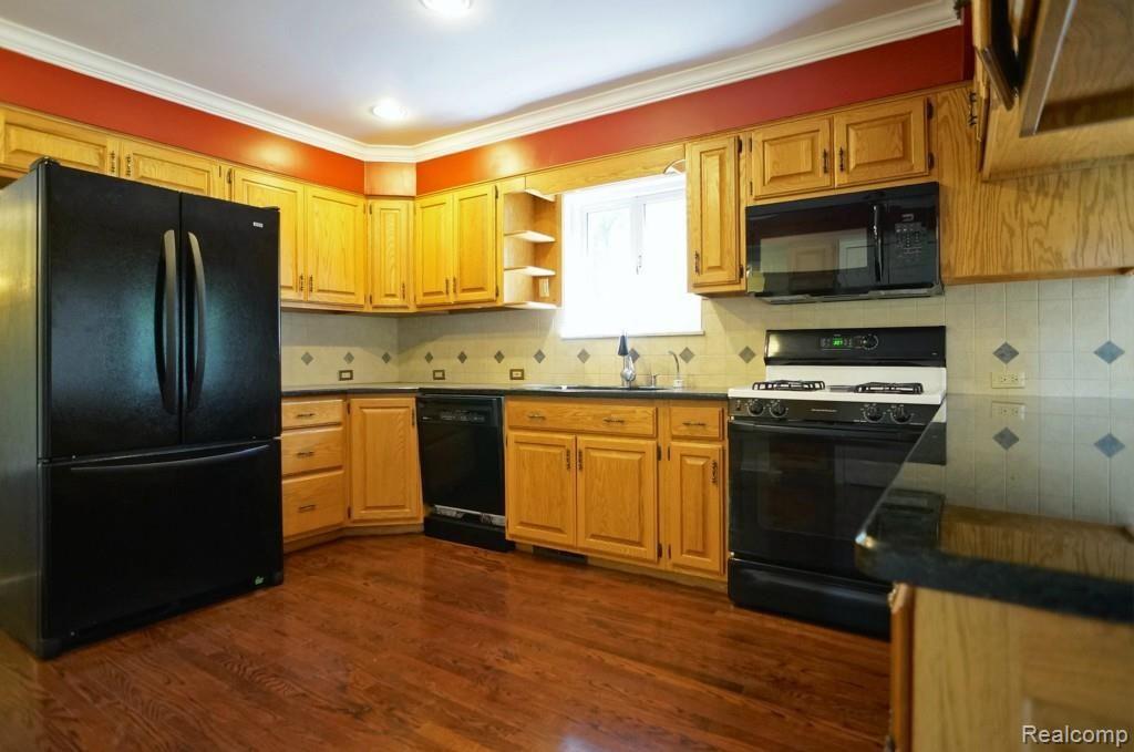 900 East Dawson Road Milford, MI 48381 - Photo 4 of 20 Custom Oak Cabinets and Granite Counters
