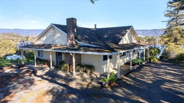 a view of a house with backyard