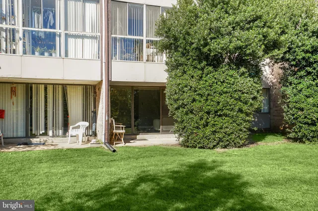 a picture of a bench in front of a wall