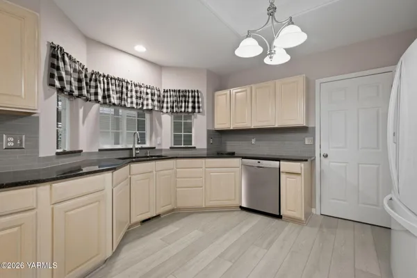 $350,000 | 3701 Fairbanks Avenue, Unit I33, Yakima, WA 98902