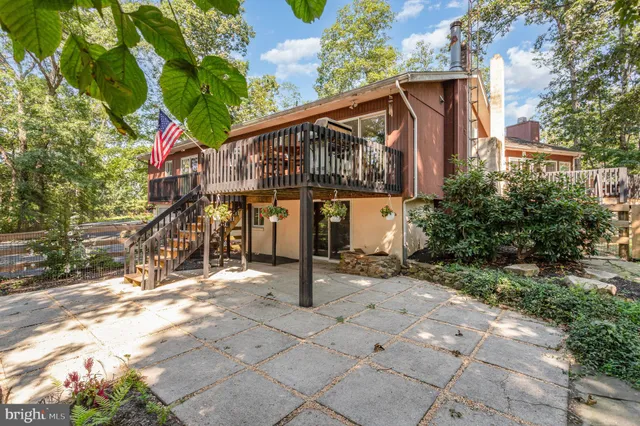 a street sign on a sidewalk in front of house