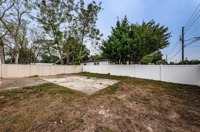 a view of a backyard