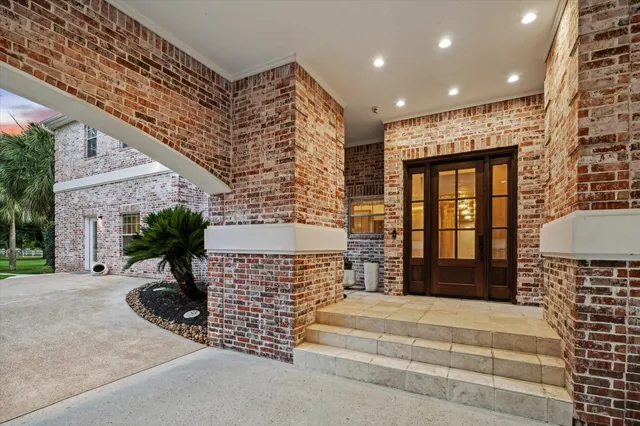 a view of entryway front of a house