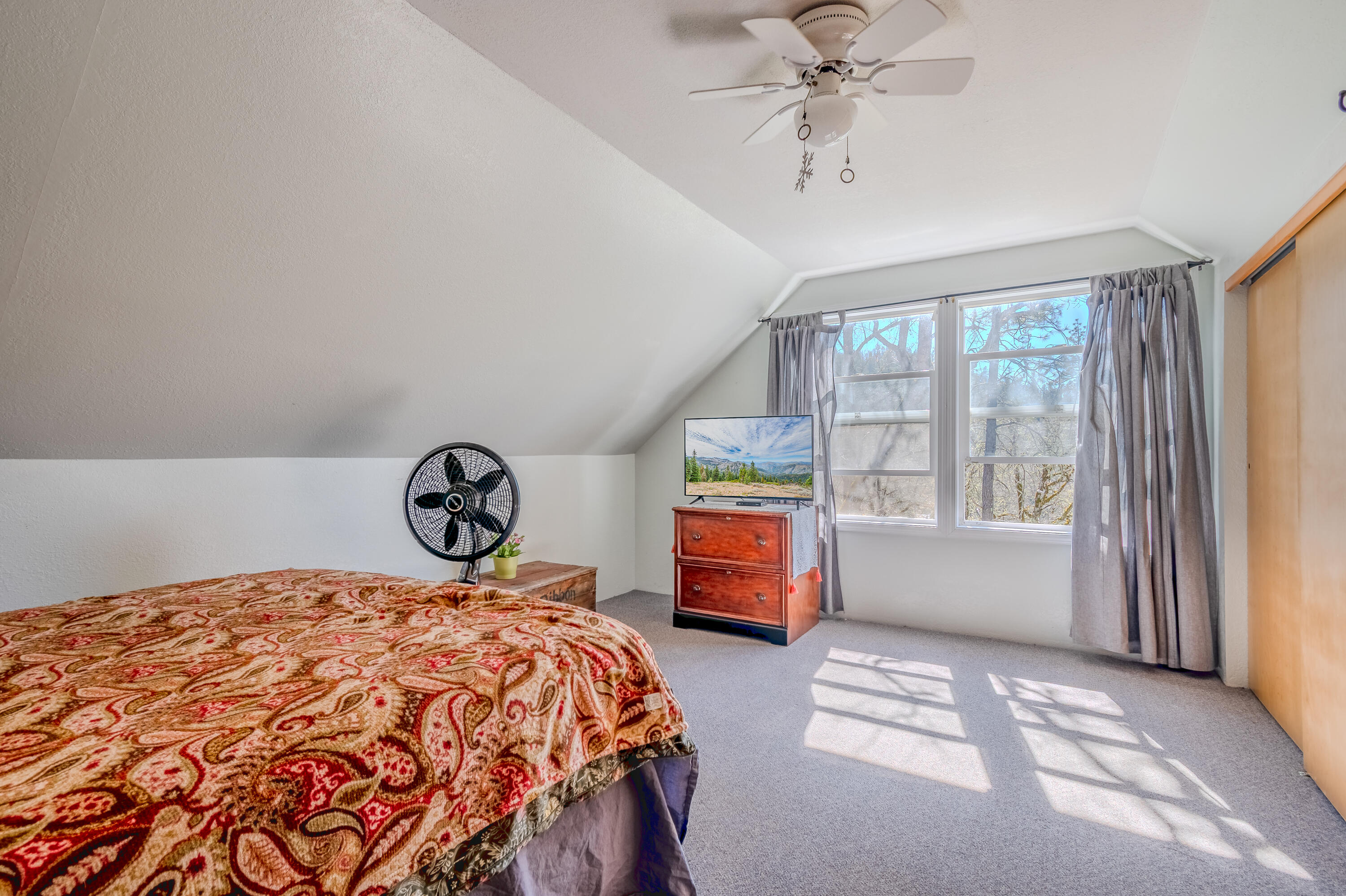 127 Lodge Road Trail, OR 97541 - Photo 20 of 37 Upstairs Bedroom 1