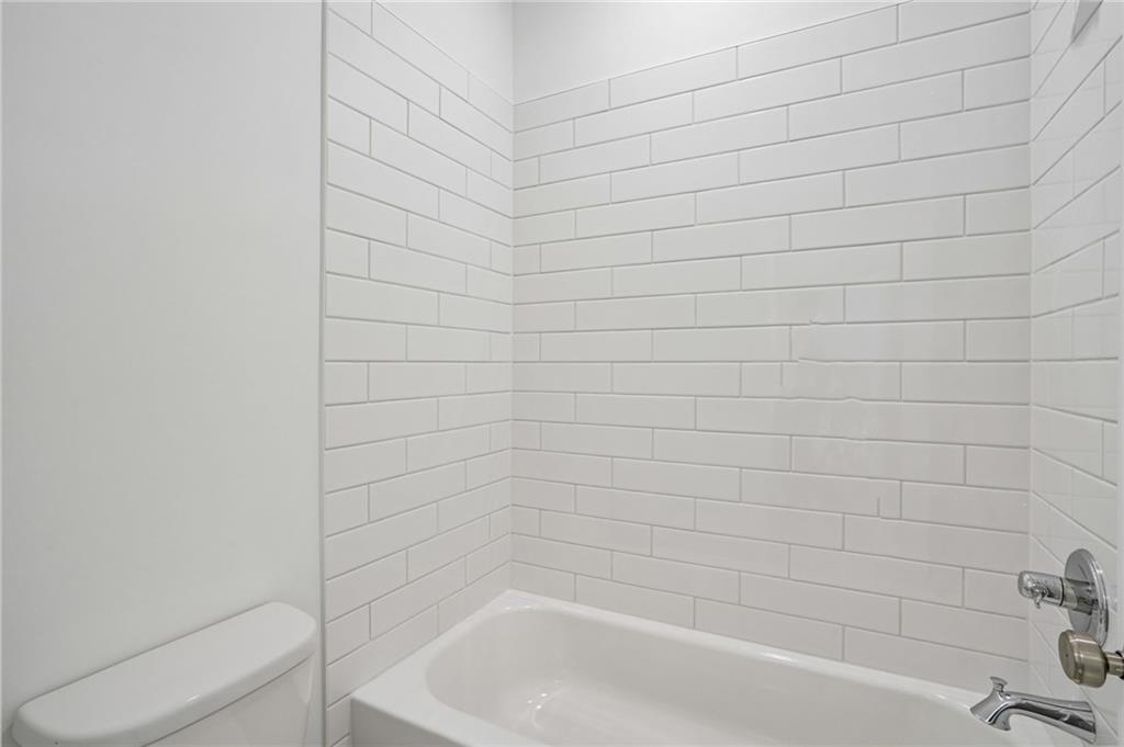 1502 Westend Way, Unit 331 Cumming, GA 30041 - Photo 21 of 38 a bathroom with a bathtub