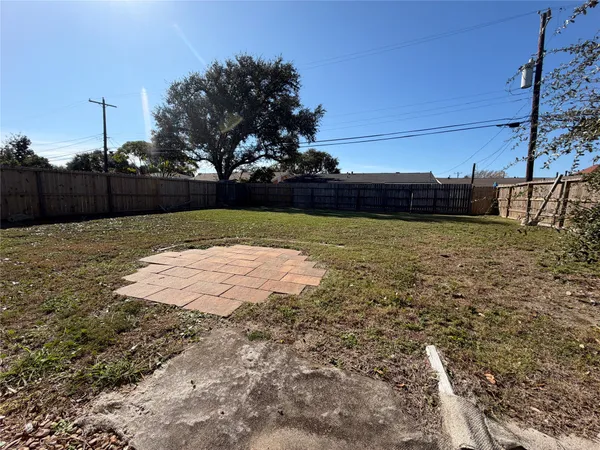 $2,300 | 2421 Pine Street, Galveston, TX 77551