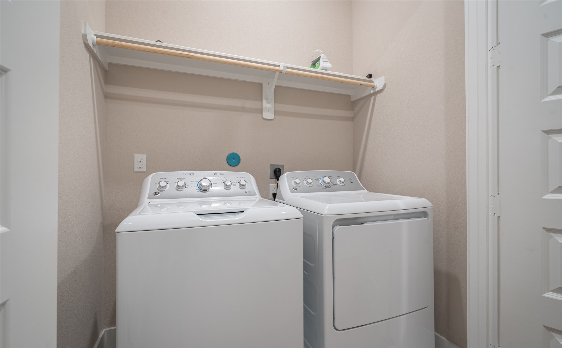 305 Chobani Lane Houston, TX 77091 - Photo 13 of 13 a utility room with dryer and washer