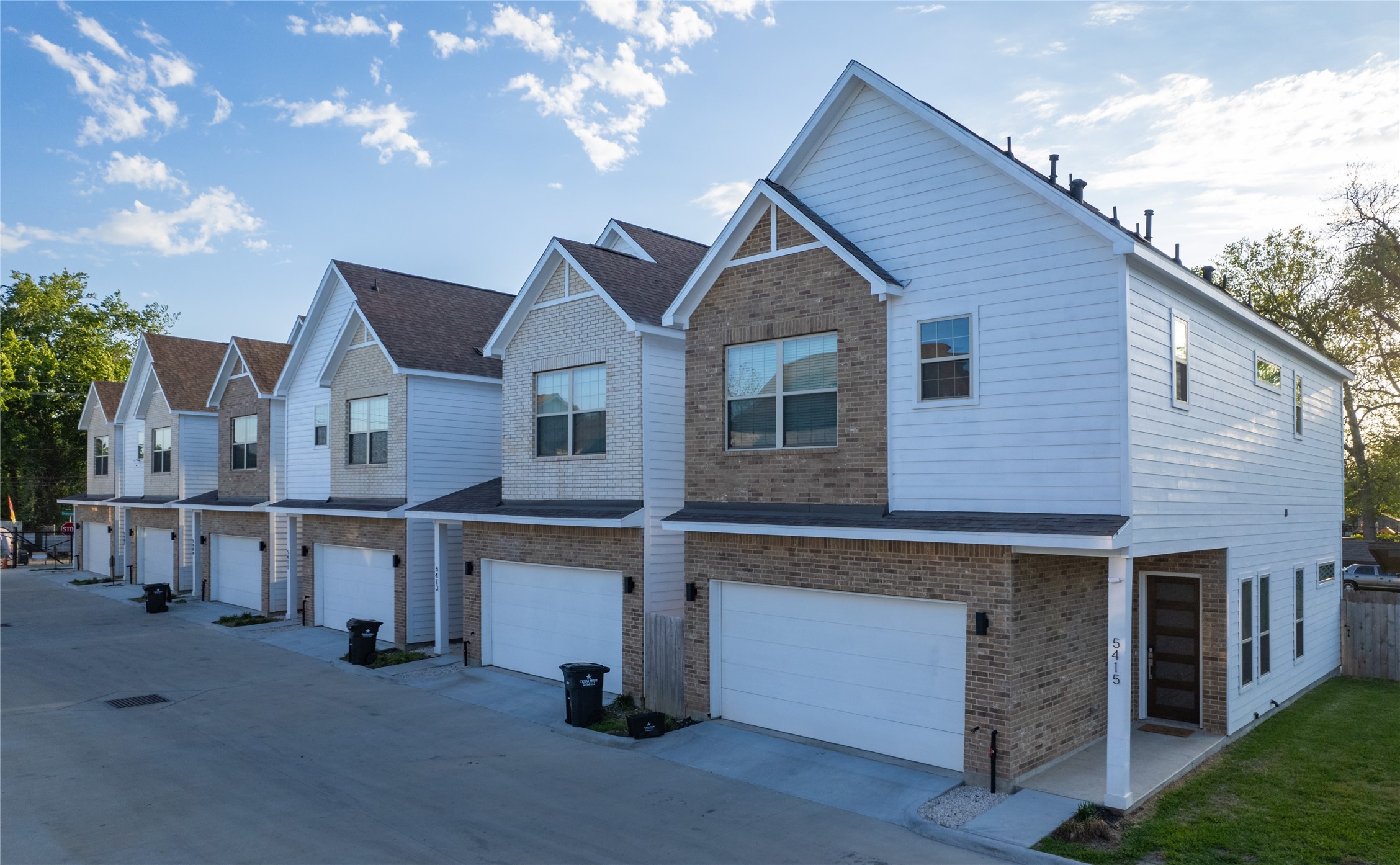 305 Chobani Lane Houston, TX 77091 - Photo 4 of 13 a view of a house with a yard