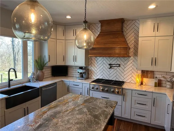 $1,095,000 | 6218 Kimberly Downs, Parkville, MO 64152