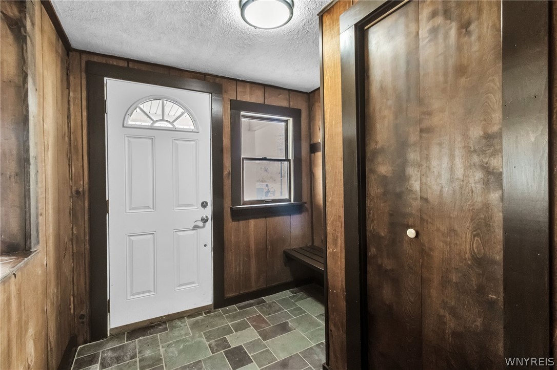 8794 Lower East Hill Road Colden, NY 14033 - Photo 5 of 47 Main entry/Mudroom