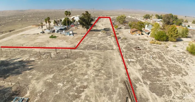 a view of a very nice looking yard